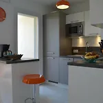 Spacieux 3 Pieces Avec Terrasse, Piscine Et Garage, A 2 Pas De La - Raphael - Fr-1-226a-274 *