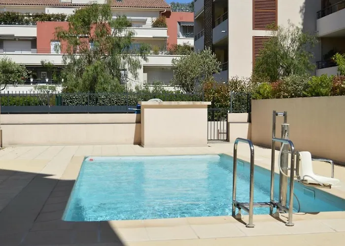 Daire Spacieux 3 Pieces Avec Terrasse, Piscine Et Garage, A 2 Pas De La - Raphael - Fr-1-226a-274