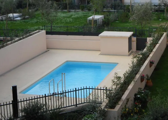 Spacieux 3 Pieces Avec Terrasse, Piscine Et Garage, A 2 Pas De La - Raphael - Fr-1-226a-274 Daire *