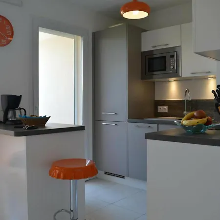 Spacieux 3 Pièces Avec Terrasse, Piscine Et Garage, à 2 Pas De La – Raphaël - Fr-1-226a-274 *